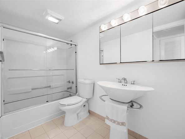 4800 Bayview Dr 306, Fort Lauderdale FL 33308