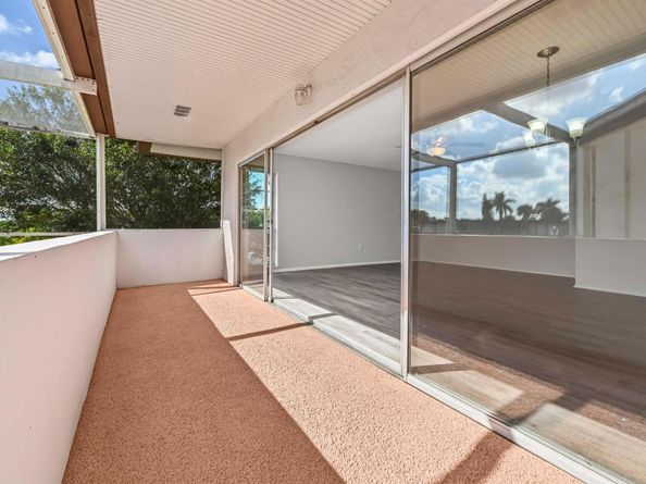 6 Greenway N 212, Royal Palm Beach FL 33411