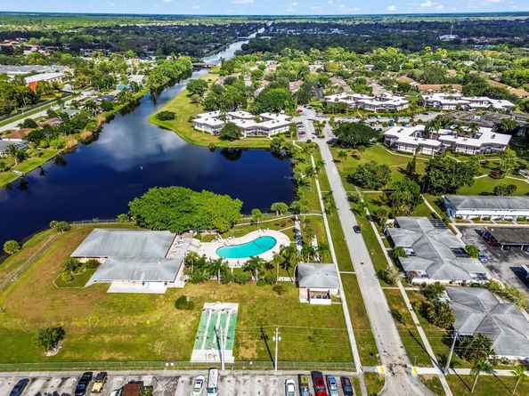 6 Greenway N 212, Royal Palm Beach FL 33411