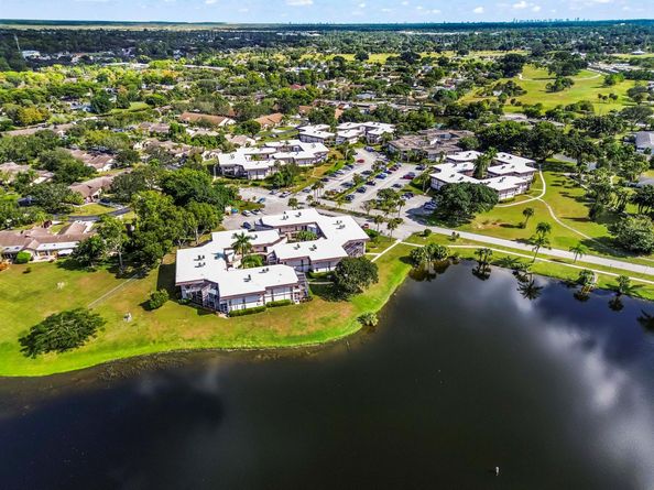 6 Greenway N 212, Royal Palm Beach FL 33411