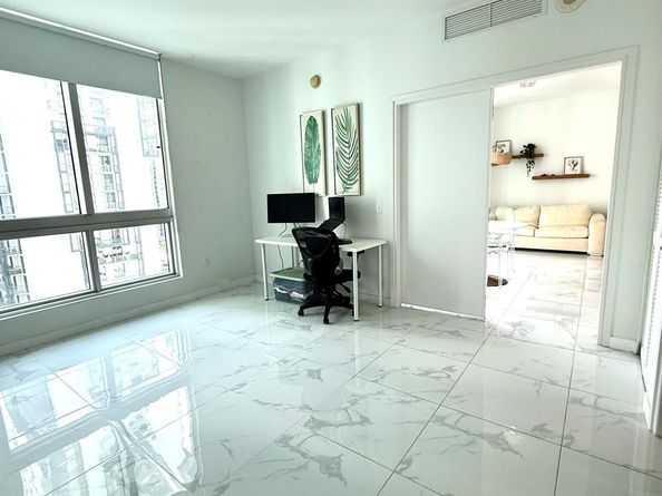 300 S Biscayne Boulevard T2209, Miami FL 33131