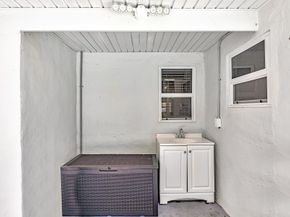1580 NE 35th St, Oakland Park FL 33334