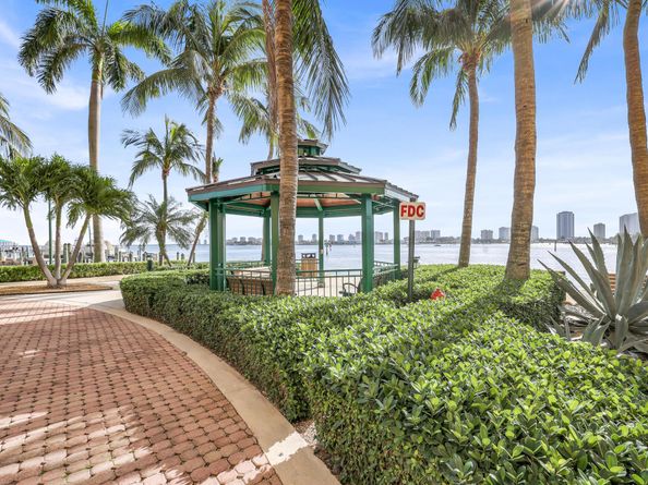 2640 Lake Shore Drive 1510, Riviera Beach FL 33404