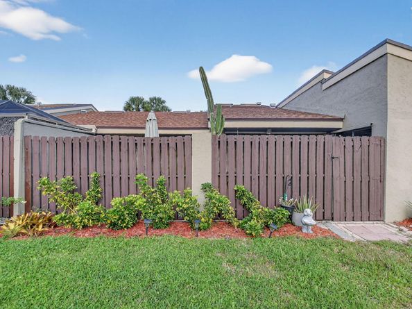211 Meadows Drive, Boynton Beach FL 33436
