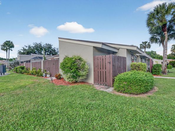 211 Meadows Drive, Boynton Beach FL 33436