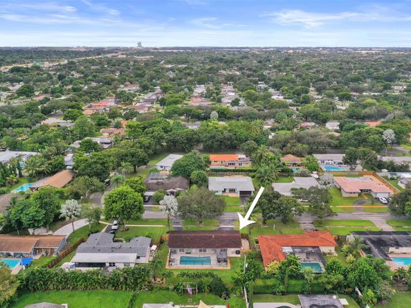 5541 SW 2nd Ct, Plantation FL 33317
