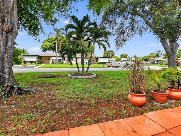 930 South Drive B, Delray Beach FL 33445