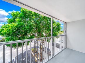 150 Cypress Club Dr 528, Pompano Beach FL 33060