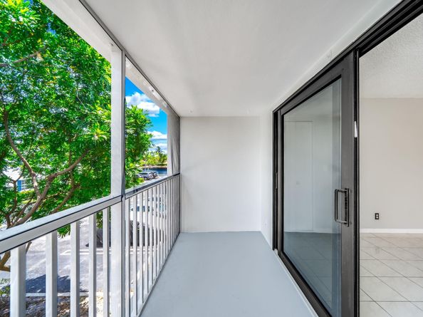 150 Cypress Club Dr 528, Pompano Beach FL 33060