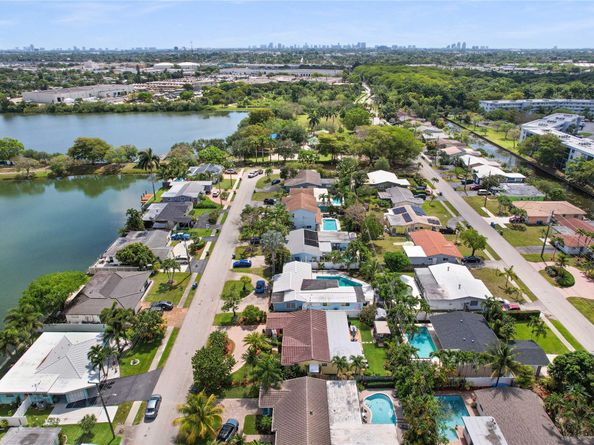 1736 NW 39th St, Oakland Park FL 33309