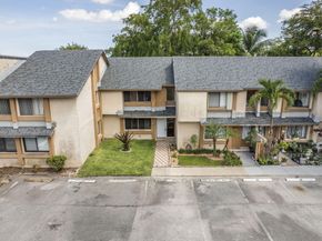 32 Wimbledon Lake 221, Plantation FL 33324