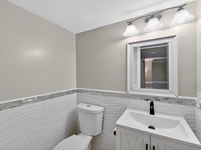 32 Wimbledon Lake 221, Plantation FL 33324