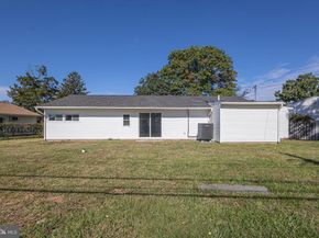 20 Serpentine Lane, Levittown PA 19055