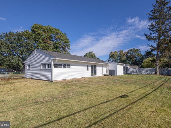 20 Serpentine Lane, Levittown PA 19055