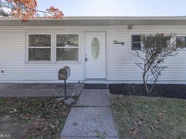 20 Serpentine Lane, Levittown PA 19055