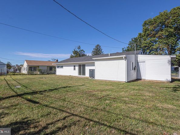 20 Serpentine Lane, Levittown PA 19055
