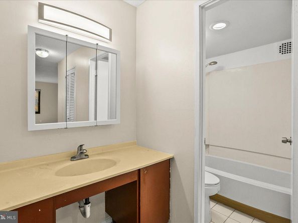 203 Yoakum Parkway 519, Alexandria VA 22304