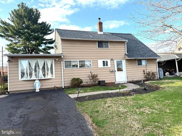 25 Goldengate Road, Levittown PA 19057