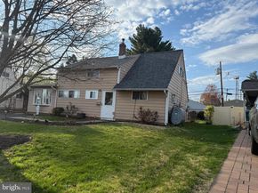 25 Goldengate Road, Levittown PA 19057