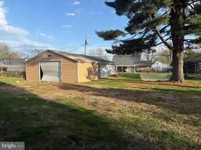 25 Goldengate Road, Levittown PA 19057