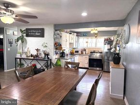 25 Goldengate Road, Levittown PA 19057