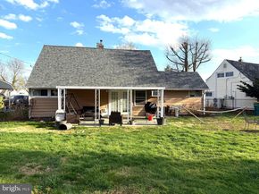 25 Goldengate Road, Levittown PA 19057