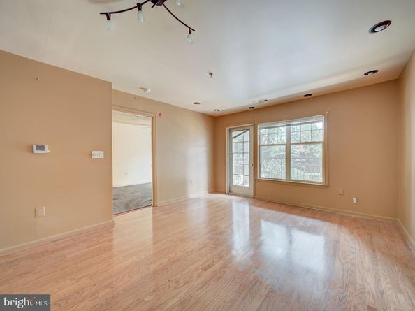 5565 Seminary Road 214, Falls Church VA 22041