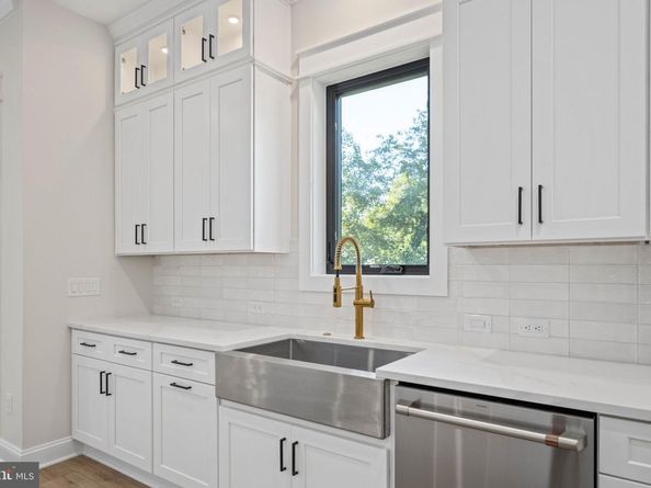 1930 Fisher Court, Falls Church VA 22043