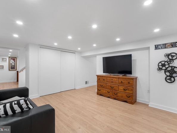6474 Oakwood Drive, Falls Church VA 22041