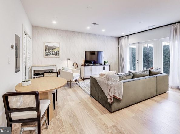 2216 40TH Place NW 2, Washington DC 20007