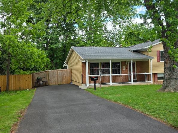 402 W Maple Avenue, Sterling VA 20164