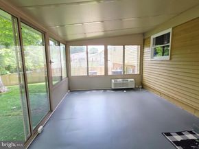 402 W Maple Avenue, Sterling VA 20164