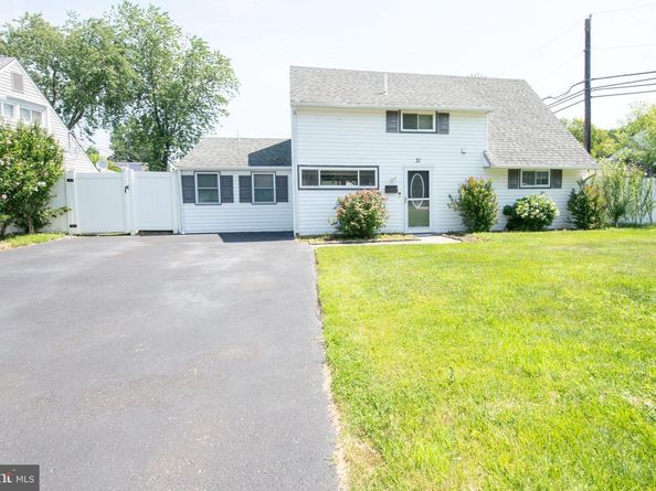 31 Roundwood Lane, Levittown PA 19055
