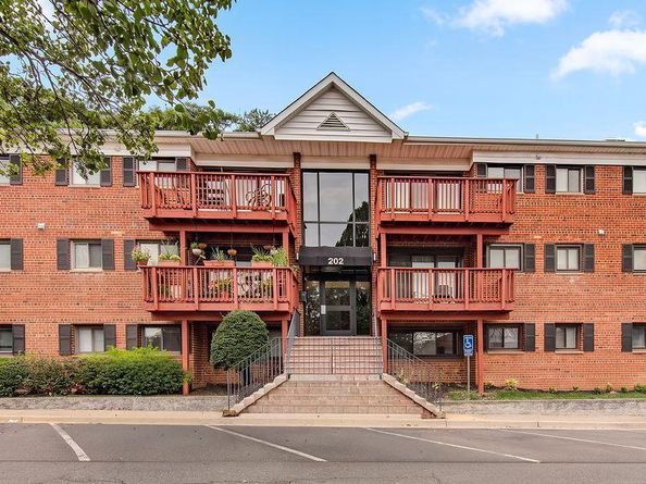 202 Skyhill Road 8, Alexandria VA 22314
