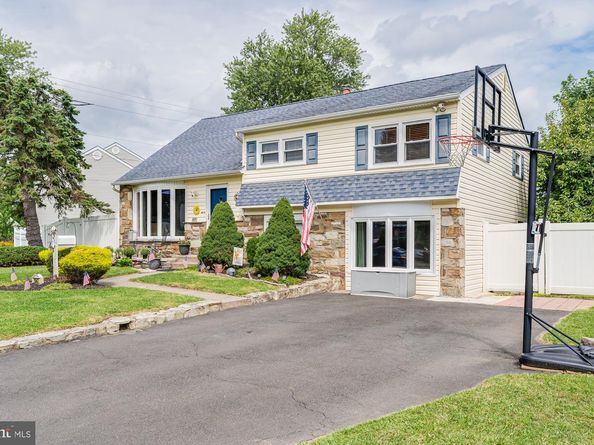 1047 Coronet Road, Warminster PA 18974