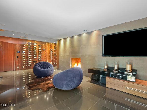 210 Red Fox Road, Stamford CT 06903