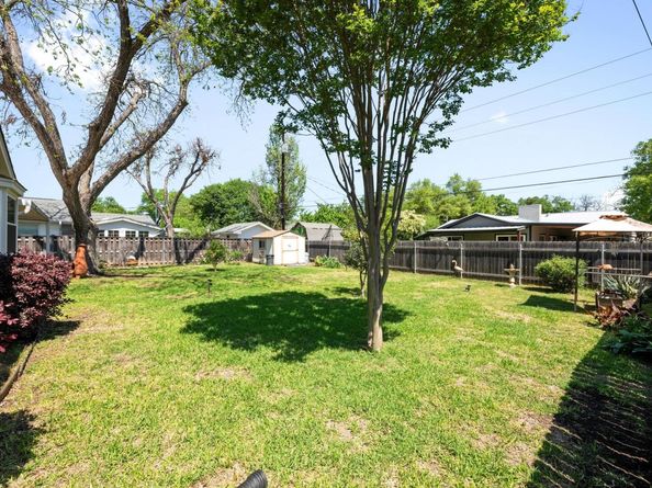 3202 Whiteway DR, Austin TX 78757