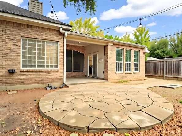 2001 Lacey Oak CV, Round Rock TX 78681