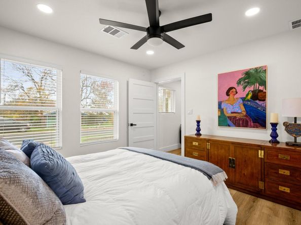 207 White Oak DR, Austin TX 78753