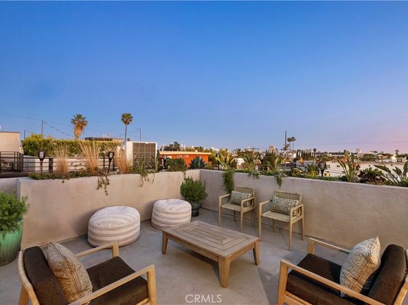 922 N Ridgewood Pl, Los Angeles CA 90038