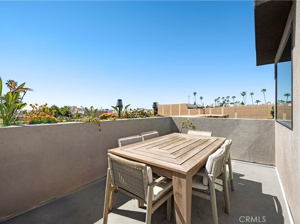 922 N Ridgewood Pl, Los Angeles CA 90038