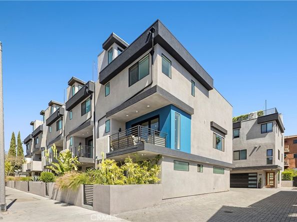 922 N Ridgewood Pl, Los Angeles CA 90038