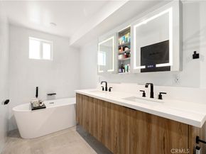 922 N Ridgewood Pl, Los Angeles CA 90038