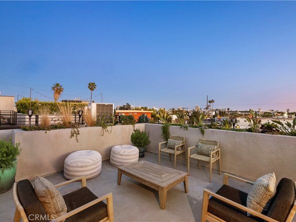 922 N Ridgewood Pl, Los Angeles CA 90038