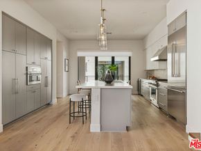 3218 S Barrington Avenue, Los Angeles CA 90066