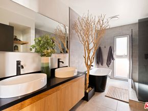 5549 Senford Avenue, Los Angeles CA 90056