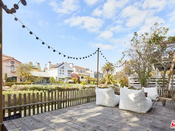 230 Sherman Canal, Venice CA 90291