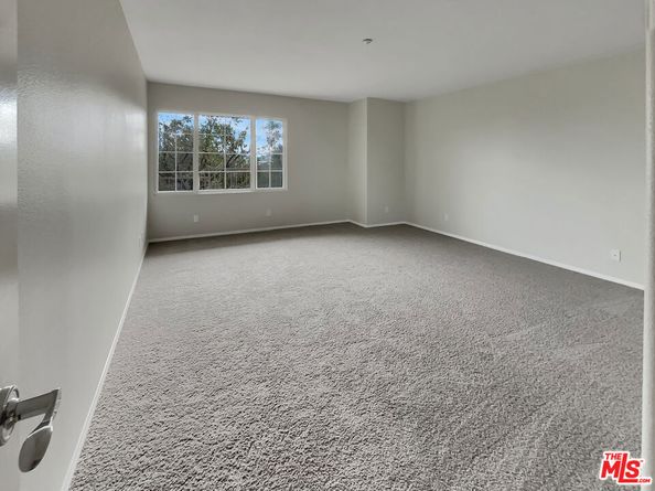 5692 Como Circle 34, Woodland Hills CA 91367