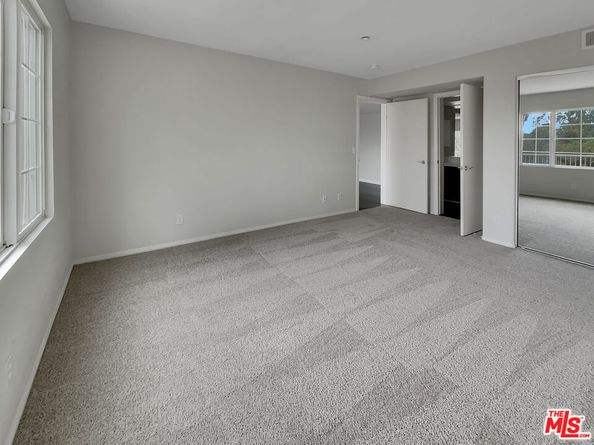 5692 Como Circle 34, Woodland Hills CA 91367