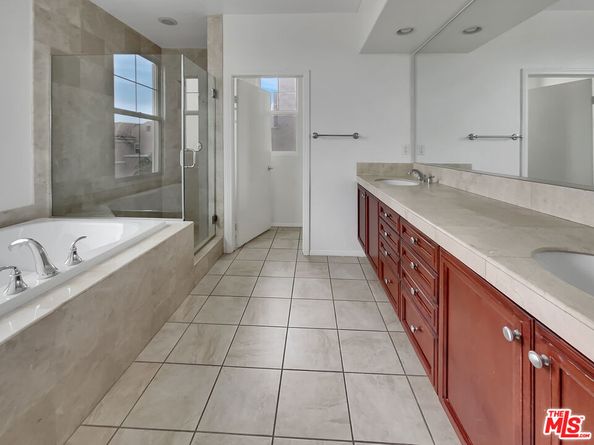 5692 Como Circle 34, Woodland Hills CA 91367